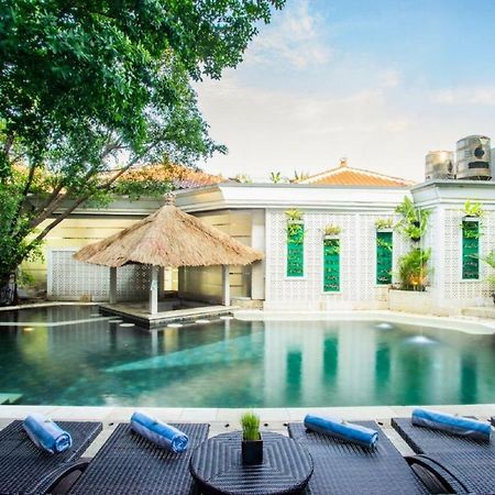 Kuta One Party Hotel Экстерьер фото