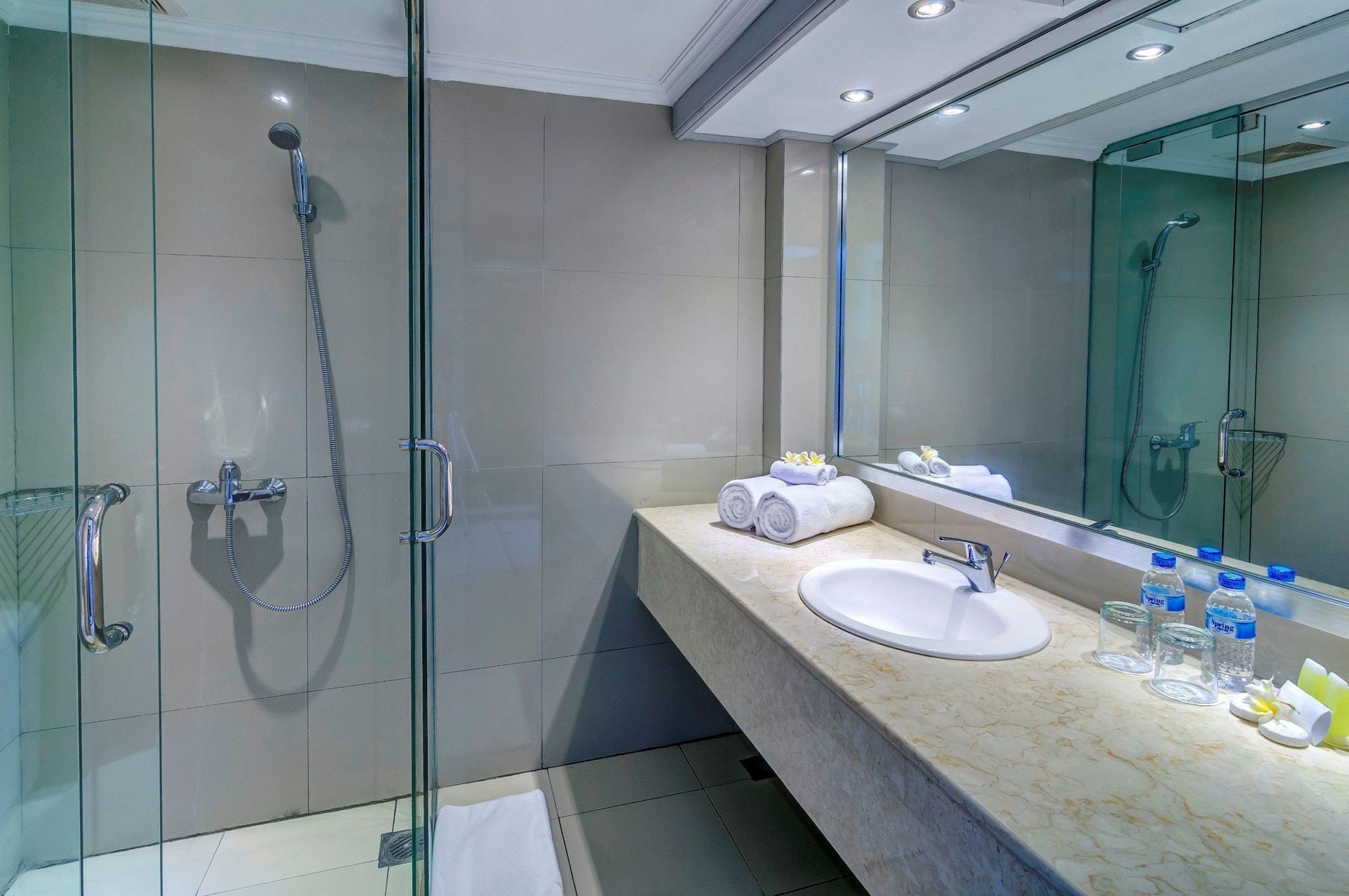Kuta One Party Hotel Экстерьер фото
