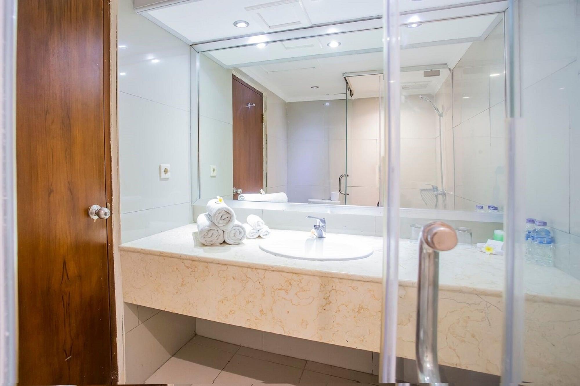 Kuta One Party Hotel Экстерьер фото