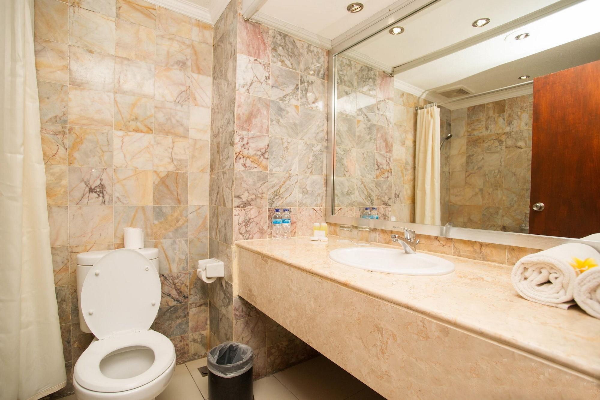 Kuta One Party Hotel Экстерьер фото