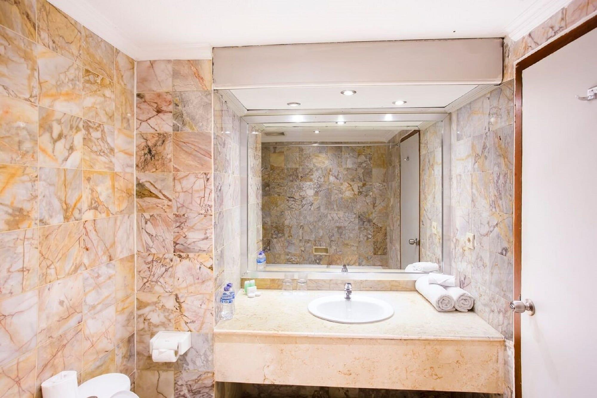 Kuta One Party Hotel Экстерьер фото