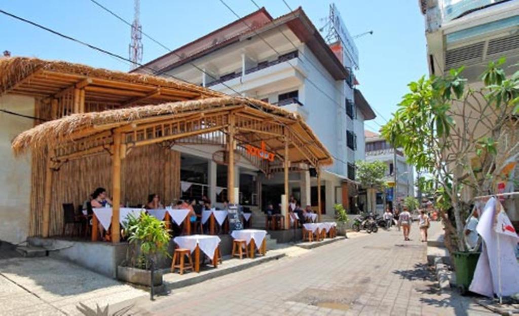 Kuta One Party Hotel Экстерьер фото