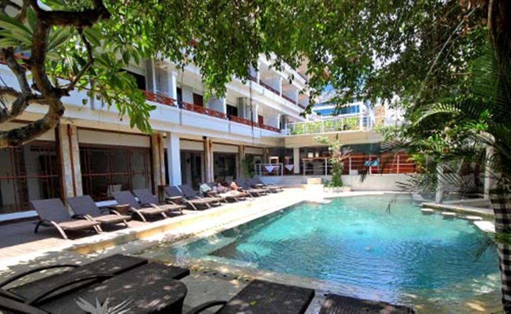 Kuta One Party Hotel Экстерьер фото