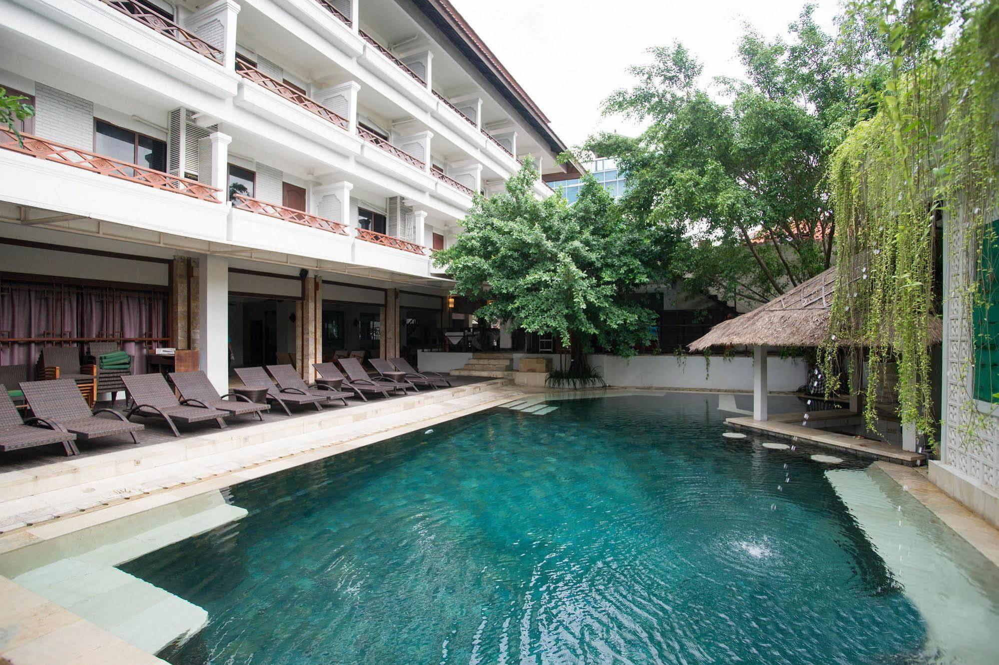 Kuta One Party Hotel Экстерьер фото
