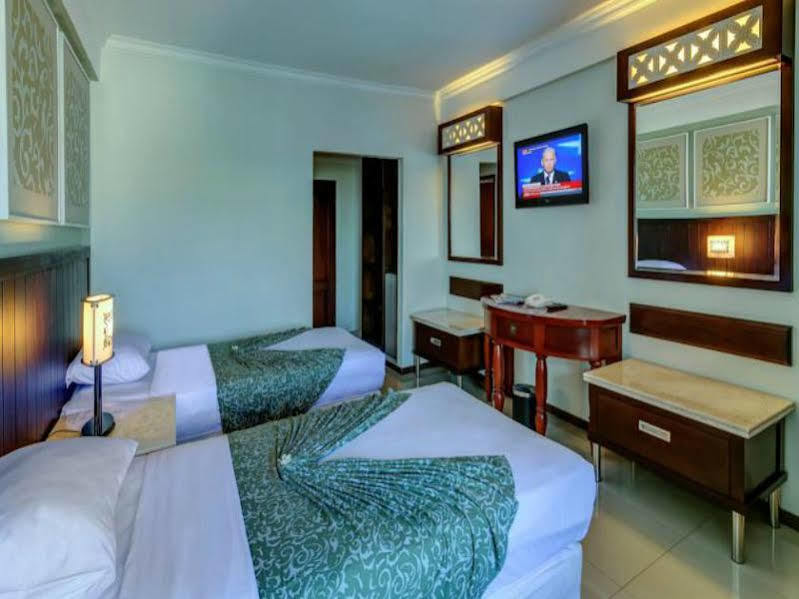 Kuta One Party Hotel Экстерьер фото