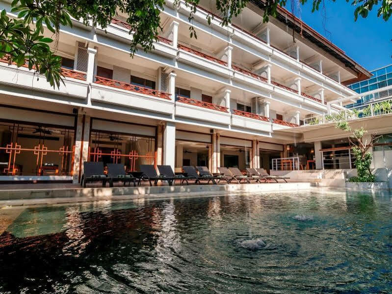 Kuta One Party Hotel Экстерьер фото